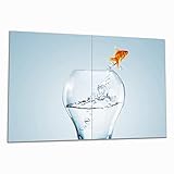 Wallario Herdabdeckplatte/Spritzschutz aus Glas, 2-teilig, 80x52cm mit 13 mm hohen Füßen, für Ceran- und Induktionsherde, Goldfisch springt aus Aquarium