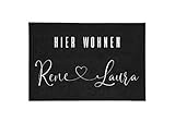 TASSENTICKER - Personalisierte Fußmatte Hier wohnen (mit 2 Wunschnamen und Herz) - innen & außen - waschbar - schmutzfangmatte - personalisiert - Willkommen - Einzugsgeschenk - Hochzeitsgeschenk