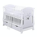 Baby Delux Babybett Kinderbett umbaubar Juniorbett 120×60 Weiß Teddy Wippe Motiv Schublade Matratze