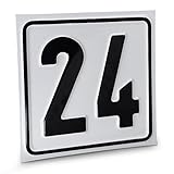 Betriebsausstattung24® Individuelles Hausnummernschild mit bis zu 2 Zeichen - Größe: 10 x 10 cm - Aluminiumschild - Farbe: weis/schwarz - Moderne Hausnummer- oder Parkplatzkennzeichnung