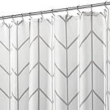 mDesign Duschvorhang aus Polyester – modernes Badzubehör für die Dusche – Wasserabweisende Duschgardine im Fischgrätenmuster – 180 x 180 cm – grau und Weiss