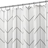 mDesign Duschvorhang aus Polyester – modernes Badzubehör für die Dusche – Wasserabweisende Duschgardine im Fischgrätenmuster – 180 x 180 cm – grau und Weiss