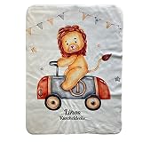 Wolimbo Duo Babydecke mit Namen - Motiv Löwe im Auto - Lammfell Optik - 75x100cm
