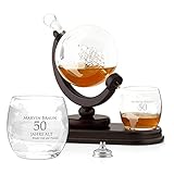 Maverton Whisky Karaffe mit Gravur - Globus mit Schiff, 850 ml - 2er Whiskygläser Set - Whisky Decanter - Geschenk zum Geburtstag für Männer- personalisiert - Jahre alt