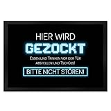 speecheese Hier Wird gezockt Fußmatte XL in 40x60 cm für Gamer in blau lustige Geschenkidee für Jungen und Mädchen die Computerspiele lieben und am liebsten den ganzen Tag zocken würden