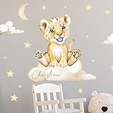 Löwe auf der Wolke V331 mit Wunschname | handgezeichnet | AUFKLEBER Kindergarten | Wandsticker Kinderzimmer mit Sternen Babylöwe Babyzimmer Personalisierbar (60 x 60 cm)