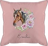 Kissen 50x50 personalisiert mit Namen - Reiten und Pferde Geschenk - Wunschname Pferdekopf - Kranz - 50 x 50 cm - Hellrosa - pferdezubehör reiterzubehör Pferd Name - GURLI Kissen mit Füllung