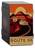 XDrum Design Series Cajon “Route 66” - Designer-Cajon mit Vintage-Aufdruck - Integrierter Bass Port - Korpus aus HPL in Bananenkisten-Optik - Fest installierter Snare-Teppich