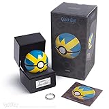The Wand Company Quick Ball Authentische Druckguss-Nachbildung Pokemon-Sammlerstück, realistische elektronische Sounds und Lichter, inklusive Pokeball, beleuchtete Vitrine, Auth Hologramm
