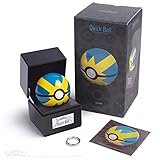 The Wand Company Quick Ball Authentische Druckguss-Nachbildung Pokemon-Sammlerstück, realistische elektronische Sounds und Lichter, inklusive Pokeball, beleuchtete Vitrine, Auth Hologramm