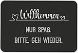 Tassenbrennerei Fußmatte mit Spruch Willkommen Nur Spaß Bitte GEH Wieder - Türmatte lustig - für innen & außen - waschbar - Deutsche Qualität