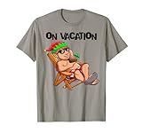 Entspannende Elfe im Sommerurlaub am Strand Weihnachten im Juli T-Shirt