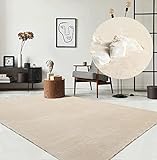 the carpet Relax Moderner Flauschiger Kurzflor Teppich, Anti-Rutsch Unterseite, Waschbar bis 30 Grad, Super Soft, Felloptik, Beige, 140 x 200 cm