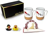 MIAMIO - Kaffeetassen Mr & Mrs als Hochzeitsgeschenke für Brautpaar Tassen mit Korkboden + Badeenten + Grußkarte Geschenkset (Hochzeit)
