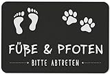 Tassenbrennerei Fußmatte mit Spruch Füße und Pfoten Bitte abtreten - Türmatte lustig für innen & außen waschbar - Deutsche Qualität