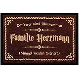 SpecialMe® Fußmatte mit Namen Familie Spruch Zauberer sind Willkommen Muggle Werden toleriert rutschfest & waschbar weiß 60x40cm