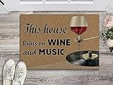 Fußmatte für den Inneneingang, ansprechende Fußmatte, Heimdekoration, Dieses Haus läuft auf Wein- und Musikteppichen, Einzugsgeschenken, Heimdekoration 16'x24'