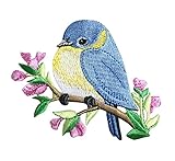 Bluebird auf Ast – links – rosa Blumen / natürlicher Vogel – bestickter Aufnäher zum Aufbügeln