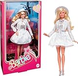 BARBIE THE MOVIE - Puppe für Barbie Filme Fans, Margot Robbie als Barbie, Sammelpuppe mit blau-kariertem Outfit, passendem Hut und Jacke, als Geschenk für Kinder ab 3 Jahren geeignet, HRF26