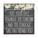 Simply Said, INC Holzschild, Aufschrift „Keep Your Face Towards The Sunshine and The Shadows Will Fall Behind You“