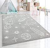 the carpet Beat Kids Moderner Weicher Kinderteppich, Weicher Flor, Pflegeleicht, Farbecht, Weltraum, Astronauten Muster Grau, 120 x 170 cm