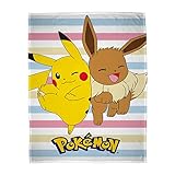 Familando Große Kuscheldecke Pokemon Decke · 160x200 cm · Multi Motiv mit Pikachu und Evoli · Flauschige Tagesdecke für Kinder aus 100% Polyester
