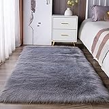 JXLOULAN Faux Lammfell Schaffell Teppich Grau 80x150 cm, Weicher Flauschiger Teppich Wohnzimmer Deko, Longhair Fell Lammfellimitat Carpet für Stühle Sofa Schlafzimmer Kinderzimmer