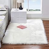 bedee Hochflor Teppich Wohnzimmer Kunstfell Waschbarer Teppiche Weich Flauschig Dekofell kunstfell Bettvorleger Schlafzimmer Weiß Stuhl Sofa Fotografie Deko 150 * 60cm