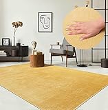 the carpet Relax Moderner Flauschiger Kurzflor Teppich, Anti-Rutsch Unterseite, Waschbar bis 30 Grad, Super Soft, Felloptik, Gold, 120 x 170 cm