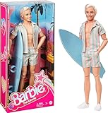 BARBIE THE MOVIE - Puppe für Barbie Filme Fans, Ken-Puppe, Sammelpuppe im Surfbrett und Turnschuhen, beweglicher Körper, platinblondes Haar, als Geschenk für Kinder ab 3 Jahren geeignet, HPJ97