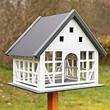 VOSS.garden Vogelhaus Belau weiß Fachwerk mit Metalldach Fachwerkstil mit Bodenluke Vogelfutterhaus Vogel Futterhaus Vögel ohne Ständer Garten Futterstation Vogelfutterstation