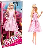 BARBIE - Puppe mit Vintage-Kleid in rosa Vichy-Karo, Gänseblümchen-Accessoires, beweglich, aus Spielfilm gestaltete Verpackung, für Kinder ab 3 Jahren, HPJ96