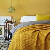 URBANARA Tagesdecke/Plaid Anadia – 100% Reine Baumwolle – weiche Decke als Bettüberwurf oder Kuscheldecke im Wohnzimmer, Schlafzimmer, Garten oder auf dem Balkon – Jacquard-Bindung - Senfgelb