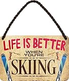 schilderkreis24 – Blechschild Spruch “Life is better when youre Skiing' Deko Türschild Schnee Ski Metallschild Schild Geschenkidee 18x12 cm