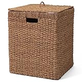 URBANARA Wäschekorb mit Deckel Kasba - handgeflochtenes Design, 100% unbehandeltem Seegras, 44x44x55 cm - Laundry Basket, Flechtkorb mit Henkel, Aufbewahrungskorb, geflochtene Körbe